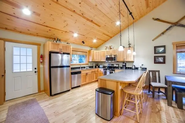 Mt. Baker Lodging Cabin 65 – HOT TUB, WIFI,SLEEPS 10! by MBL - Mutfak