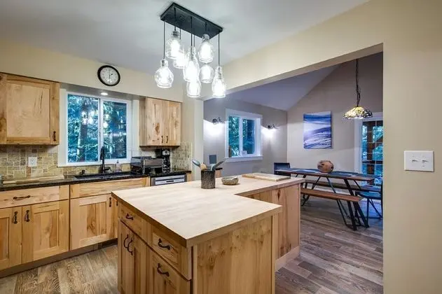 Mt Baker Lodging Cabin 69 – HOT TUB, FRPL, SLEEPS 8, by MBL - Mutfak