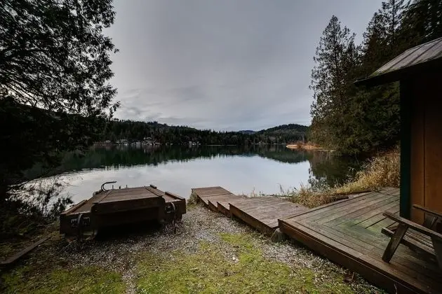 Mt. Baker Lodging Cabin 97 –Lakeside, Dock, Sleeps 6! by MBL