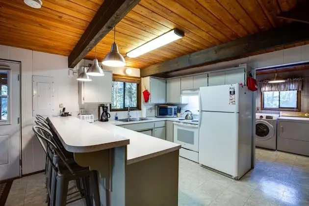 Mt. Baker Lodging Cabin 98 - Hot Tub, Pets, Sleeps 6! by MBL - Mutfak