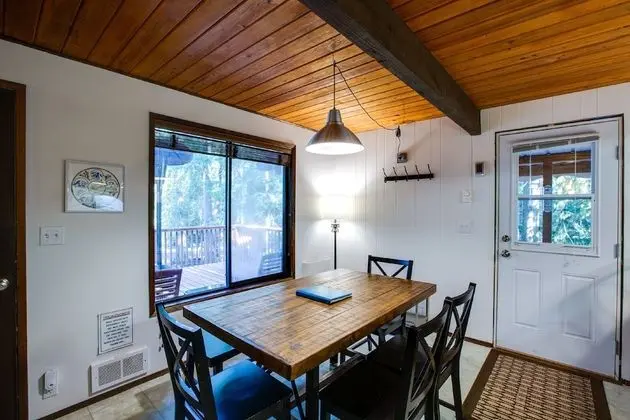 Mt. Baker Lodging Cabin 98 - Hot Tub, Pets, Sleeps 6! by MBL - Yerinde Yemek