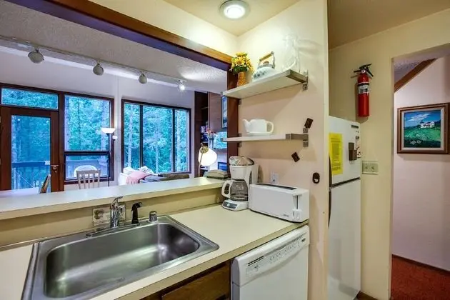 Mt Baker Lodging Condo 85 – FRPL, W/D, DW, SLEEPS-4! by MBL - Mutfak