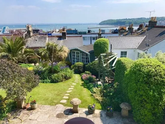 Mulberry 3 bed Cowes Cottage Solent Views Sleeps 6 Plus Parking