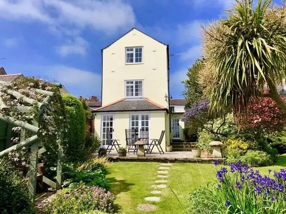Mulberry 3 bed Cowes Cottage Solent Views Sleeps 6 Plus Parking