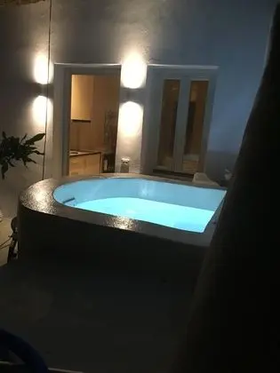 The Muse Of Santorini - Hot Tub Suites - Havuz