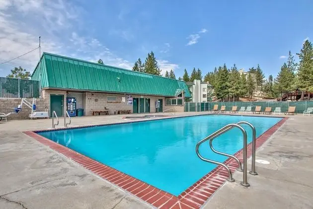 Mv3: Lake View Ski Bear Lodge - Havuz