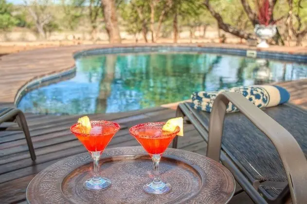 Mvuradona Safari Lodge - Havuz