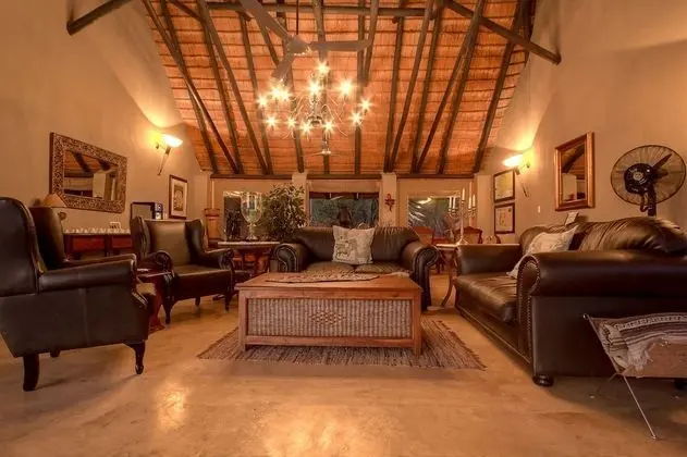 Mvuradona Safari Lodge - Lobi