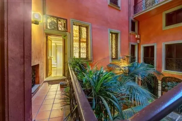My Piazza Navona Dream Apartment Split Level