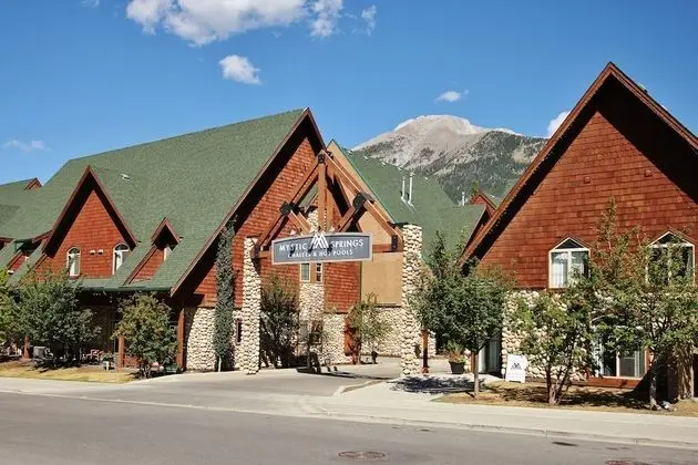 Mystic Springs Chalets & Hot Pools - Dış Mekan