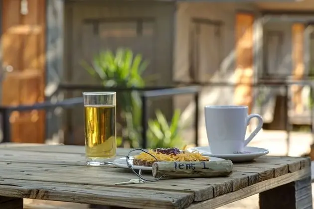 Naankuse Travellers Inn - Hostel - Yerinde Yemek