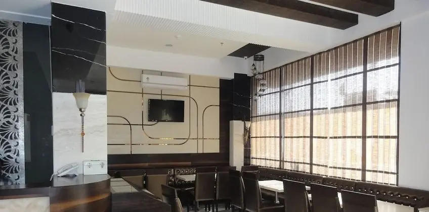 Hotel Naaz Executive Near T2 Airport - Yerinde Yemek