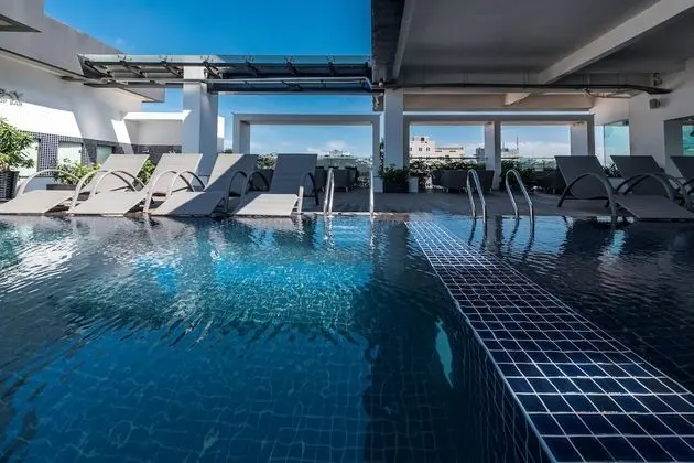 Naki Suites at Silvertown - Havuz