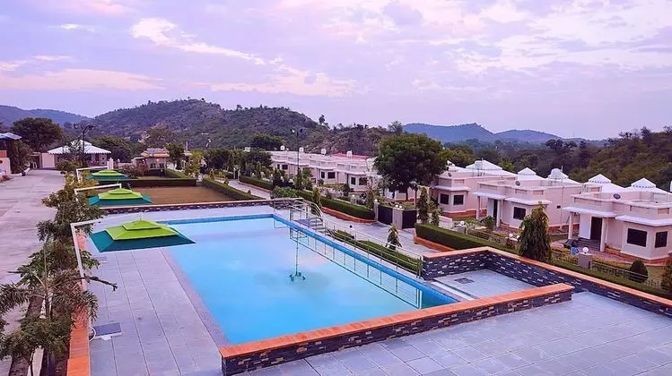 Nakoda Green Valley Resort by ShriGo Hotels - Havuz