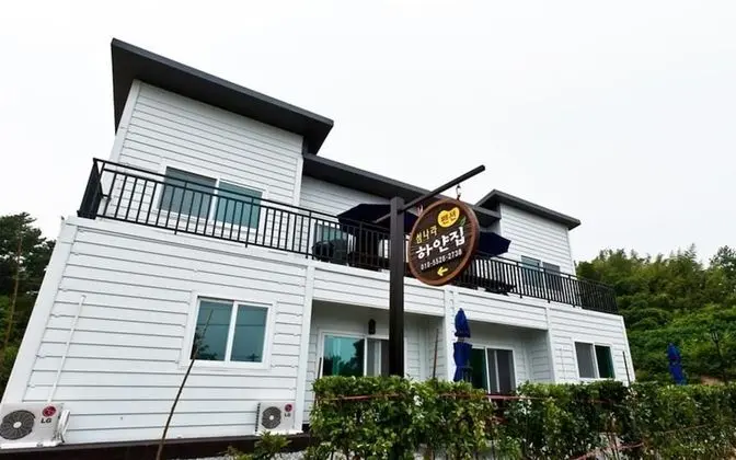 Namhae Seomnara Hayanjip Pension