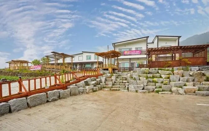 Namhae Uyeongwa Inyeon Pension