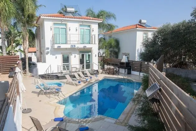 Villa Naomi, Beautiful 4bdr Central Protaras Villa With Private Pool