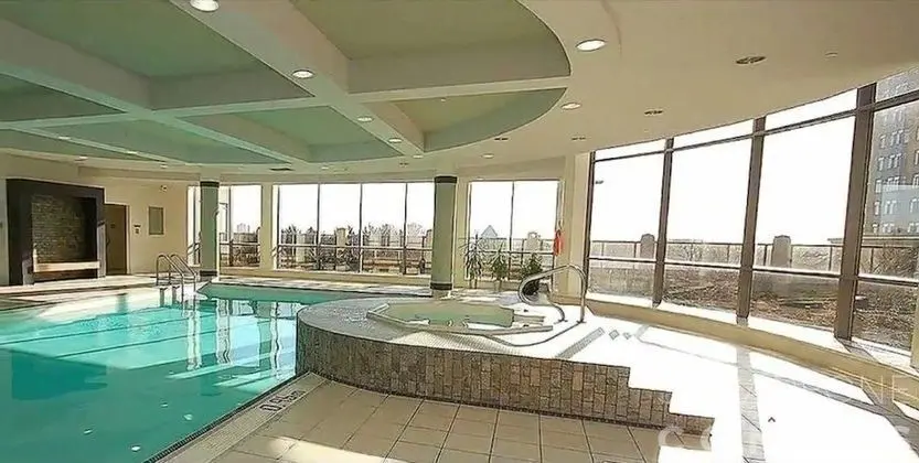 NAPA Furnished Suites Square One - Havuz