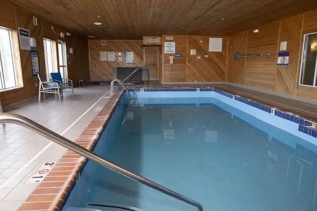 Napoleon Inn & Suites - Havuz