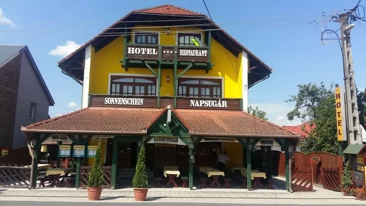 Hotel Napsugár és Gulyás Kunyhó Étterem - Dış Mekan