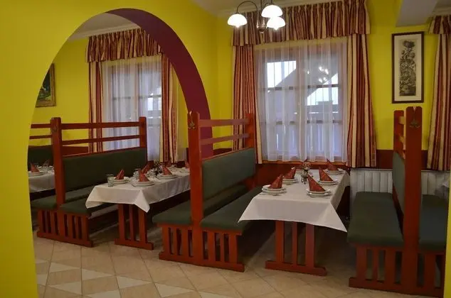Hotel Napsugár és Gulyás Kunyhó Étterem - Yerinde Yemek