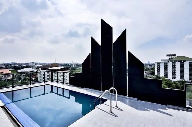 Naptel Embassy Place - Havuz