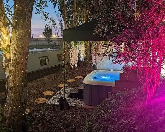 Narrowboat With Hot Tub, Sauna, Massages, Cruising - Öne Çıkan Resim
