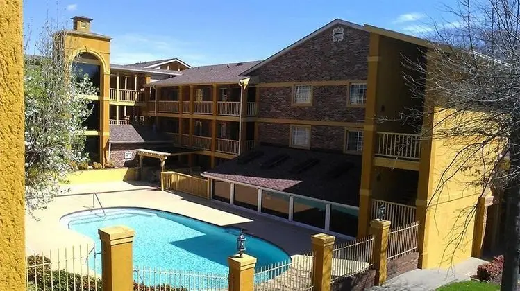 Nashville Airport Inn & Suites
