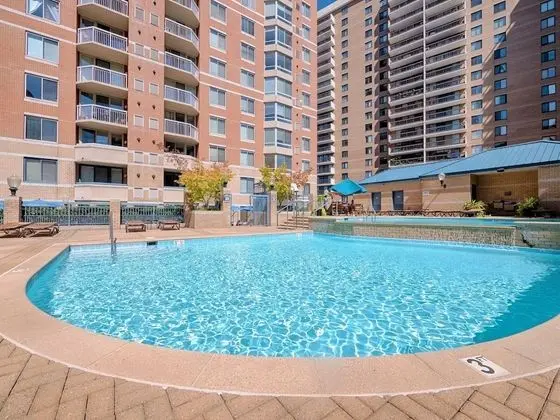 National at Ballston Place - Havuz
