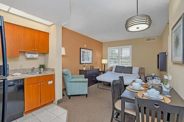 Near Disney - 1BR With King Bed - Pool and Hot Tub