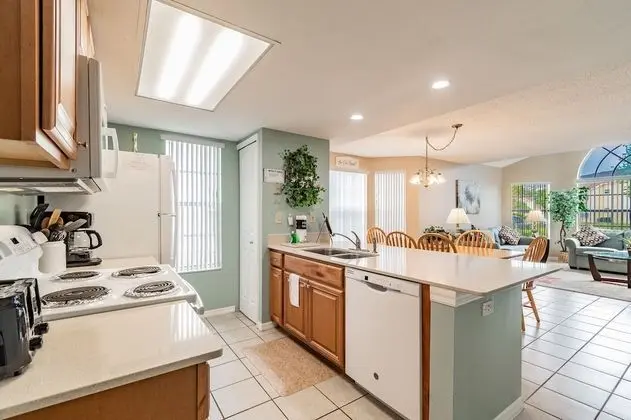 Near Theme Parks! Beautiful 3 BR Home, LOW Rates, Pool, New! - Mutfak