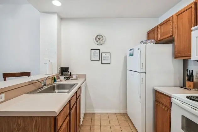 Near Theme Parks! Beautiful 3 BR Town Home, Splash Park, Pool, Lake, And More! - Mutfak