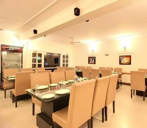 Neelesh Inn - A Luxury Lake view Hotel - Yerinde Yemek