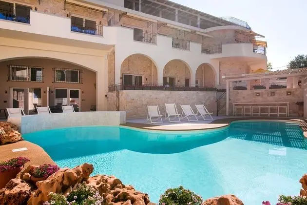 Neikos Mediterraneo Luxury Suites - Dış Mekan