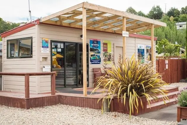 Nelson City TOP 10 Holiday Park - Lobi