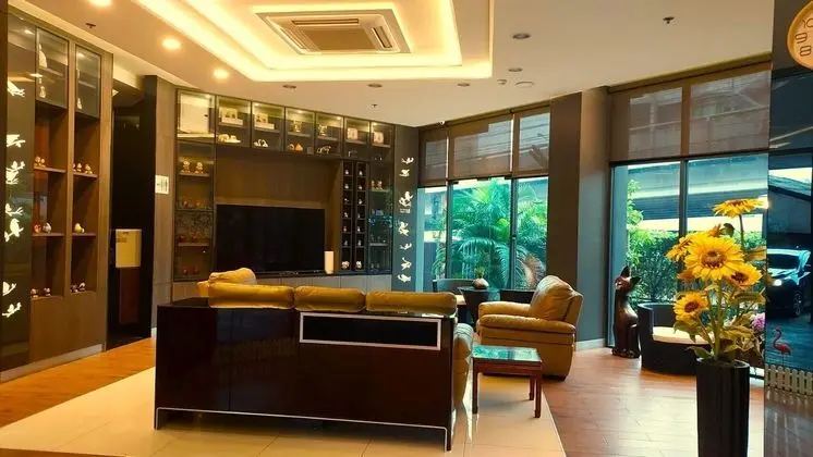Nest n Rest Hotel - Lobi
