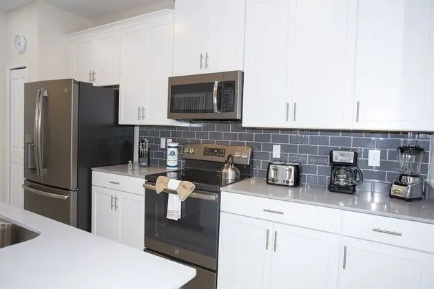 New 4 bdrms home at Champions Gate - Mutfak