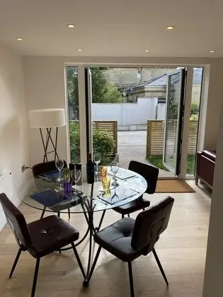 New Contemporary 2 Bed 2 Bath Apartment in Bath City With Garden and Private Parking - Oda