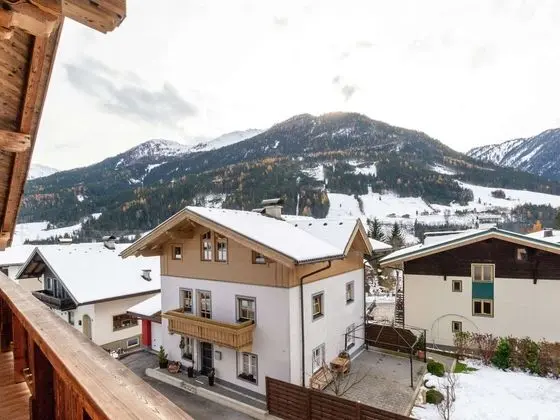 New Detached Luxury Chalet Within Walking Distance of the Slopes and the Center - Dış Mekan