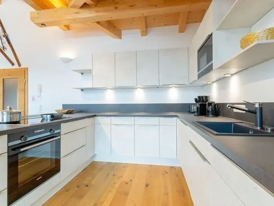 New Detached Luxury Chalet Within Walking Distance of the Slopes and the Center - Mutfak