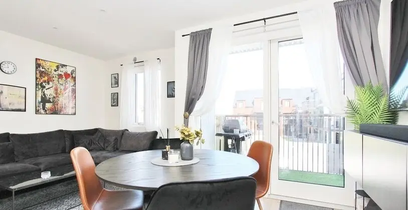 New Downtown Apartment With Free Parking