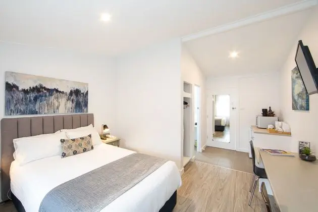NEW ENGLAND MOTOR LODGE