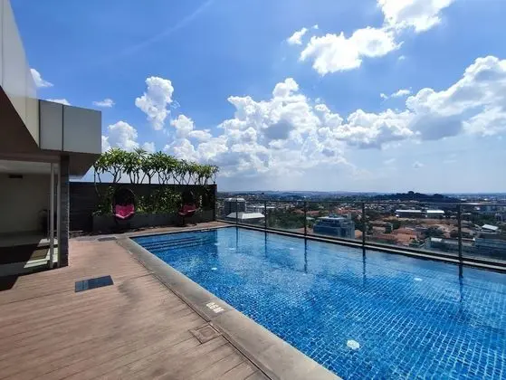 New And Homey Studio Apartment At Warhol (W/R) Residence - Havuz