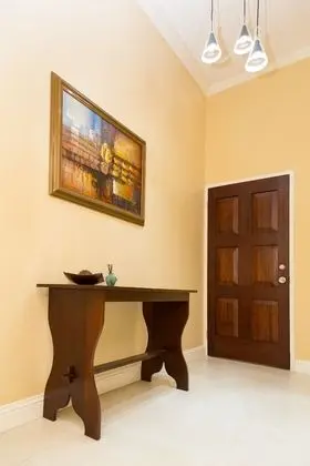 New Kingston Guest Apartment at Westbury - Lobi