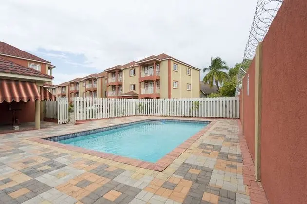 New Kingston Guest Apt at Fairway - Havuz