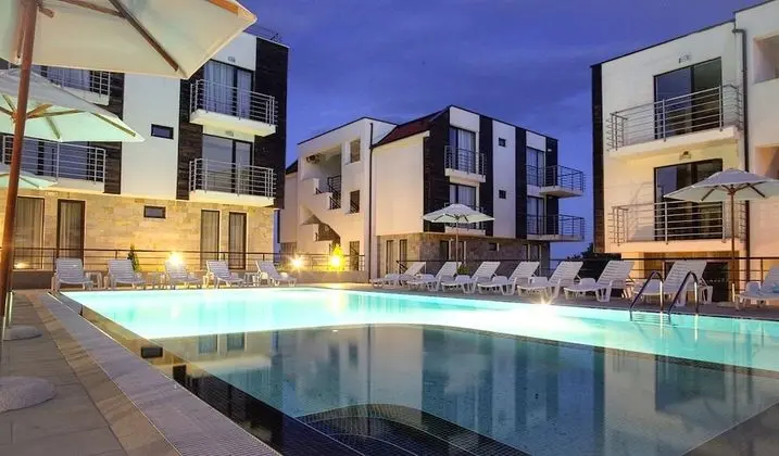 New Line Village Apartments - Havuz