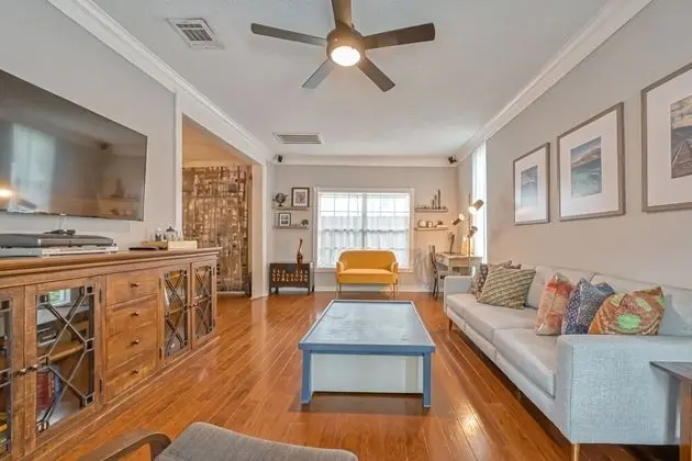 New Listing! Heights Bungalow in Greater Heights Houston, Child-friendly, Work-cation, Sleeps 8
