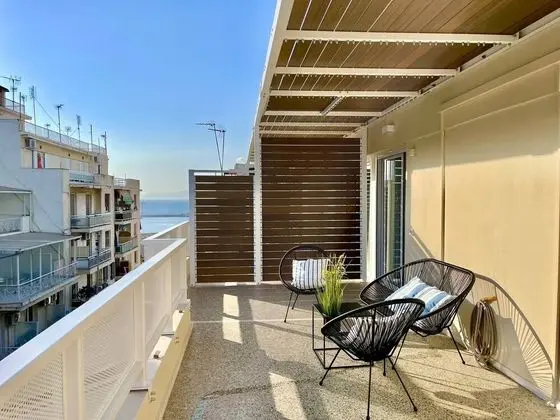 New Retropolitan Club - Luxstay apt With Terrace In Patras