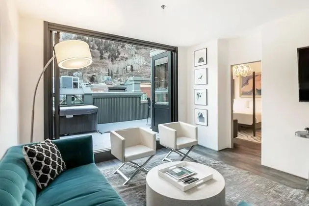 New San Juan 303 by Avantstay Modern Penthouse w/ Deck Overlooking Main Street