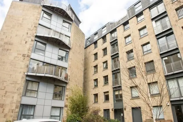 New Town 3bed/2bath Apt With Free Parking & Lift!